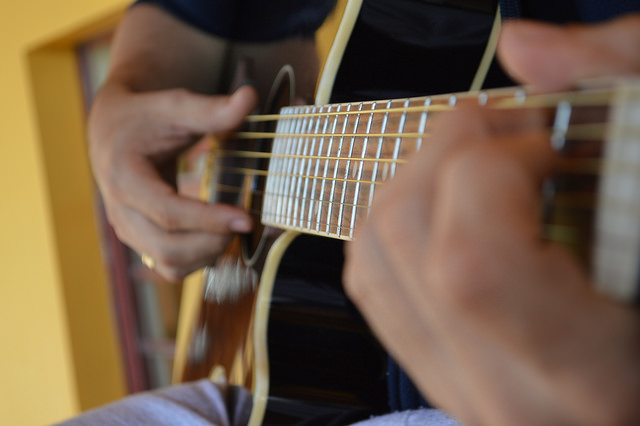 apprendre la guitare avec un cours en ligne